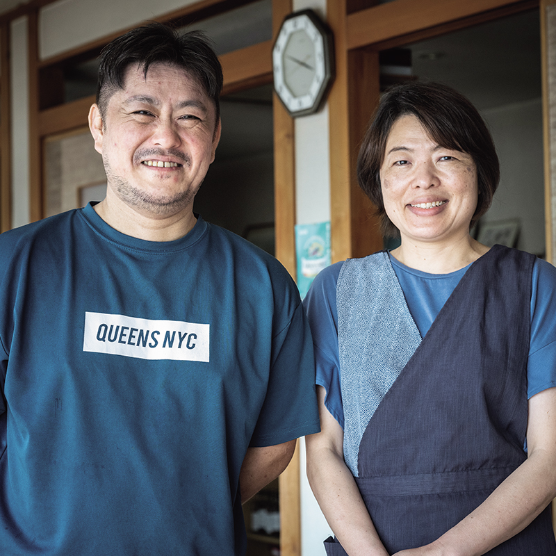 「河丁」店主小林孝俊先生(左)。身為前代店主川上昭和先生的女兒,妻子月子(Tsukiko)小姐。