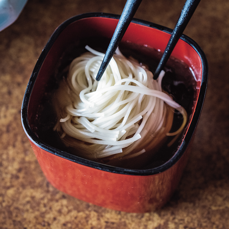 高湯保持偏溫熱,以防產生腥味。